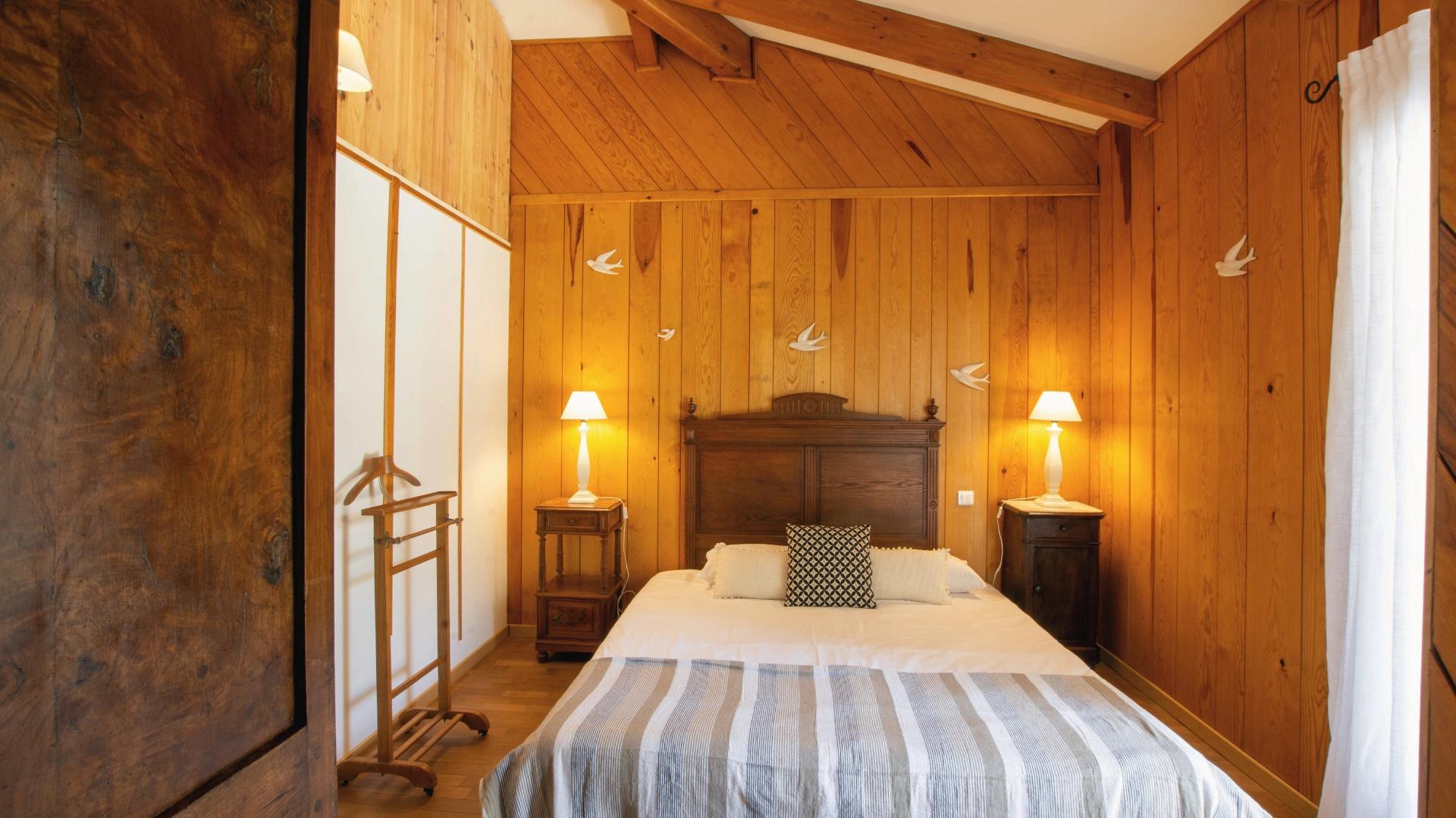 Intérieur spacieux avec lit double, lit simple et coin détente