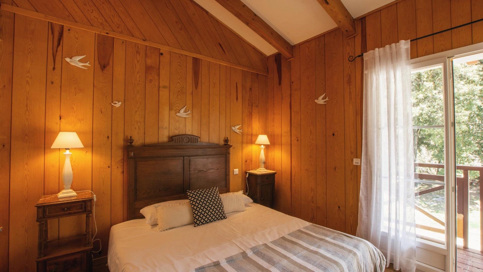 Chambre triple ou familiale avec terrasse aménagée au Camping Bavella Vista à Zonza