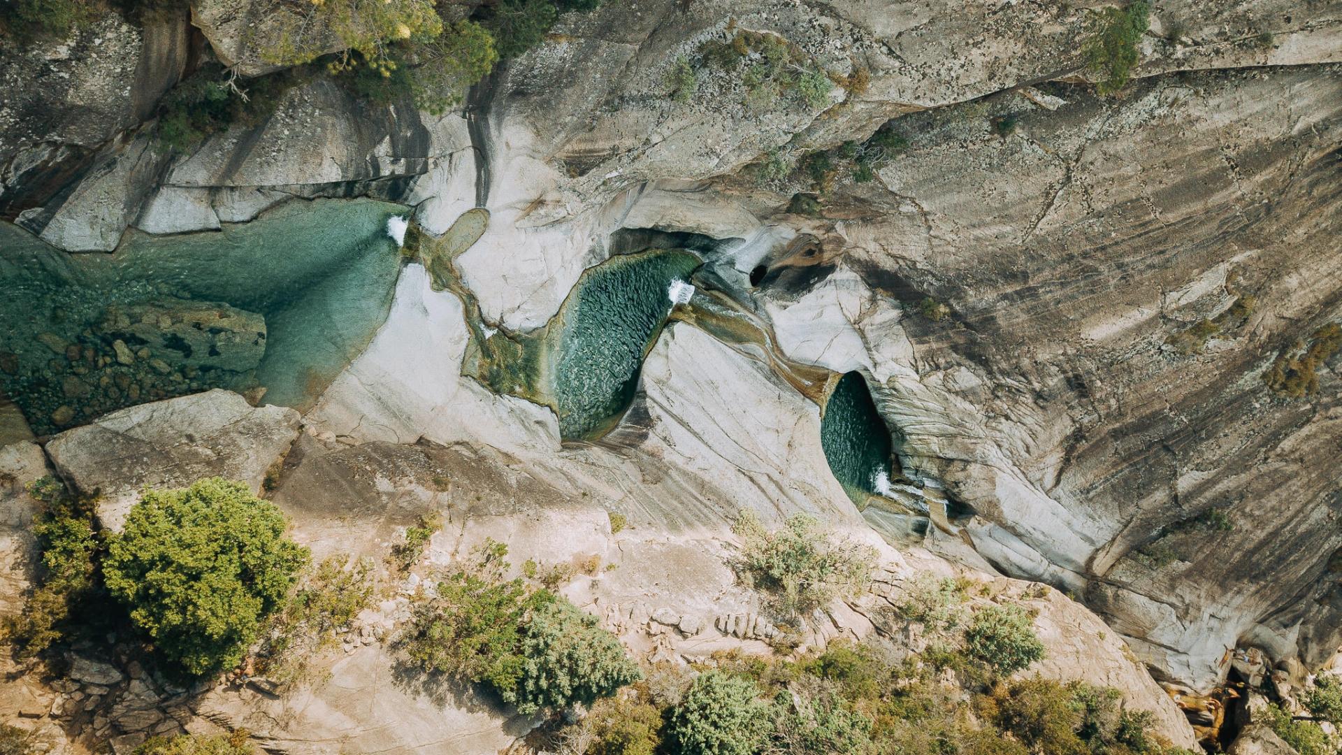 Rivière cristalline à proximité du Camping Bavella Vista, idéale pour se rafraîchir en été