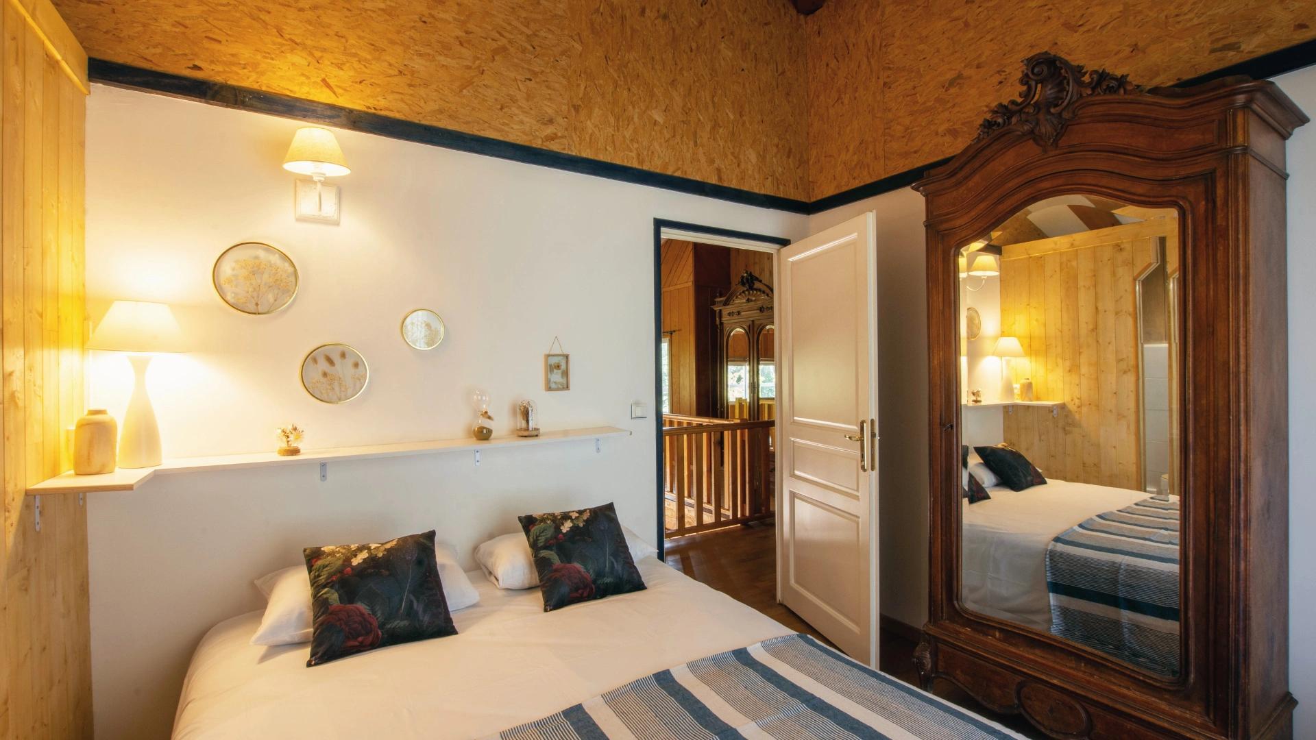 ntérieur lumineux avec lit double et décoration soignée en Corse-du-Sud