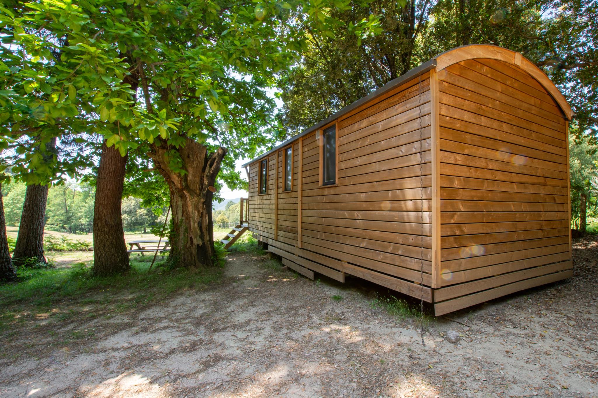 Spacieuse roulotte "ALTA ROCCA" de 25 m² au Camping Bavella Vista à Zonza, idéale pour les familles