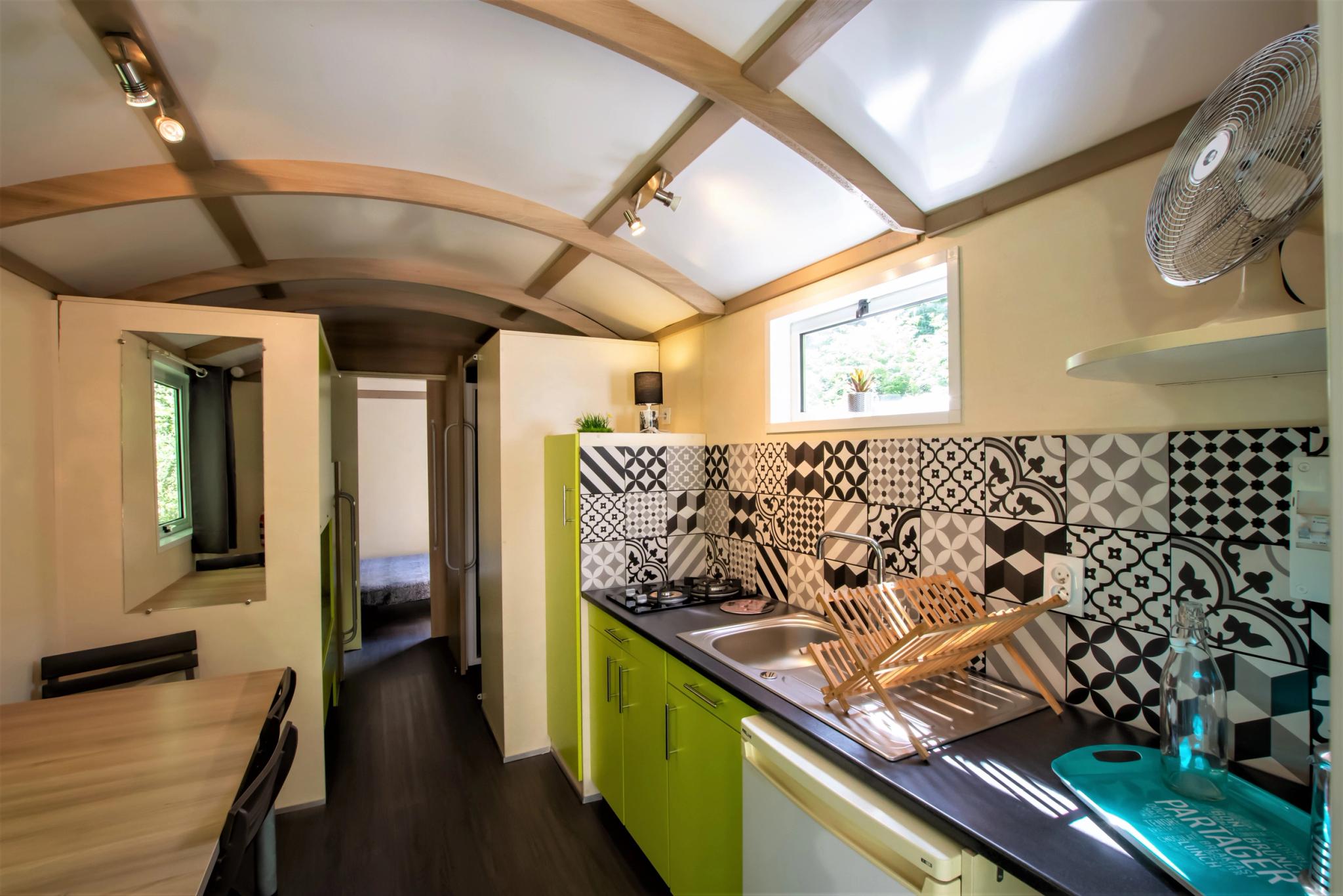 Cuisine équipée dans la roulotte pour un séjour confortable au Camping Bavella Vista à Zonza​