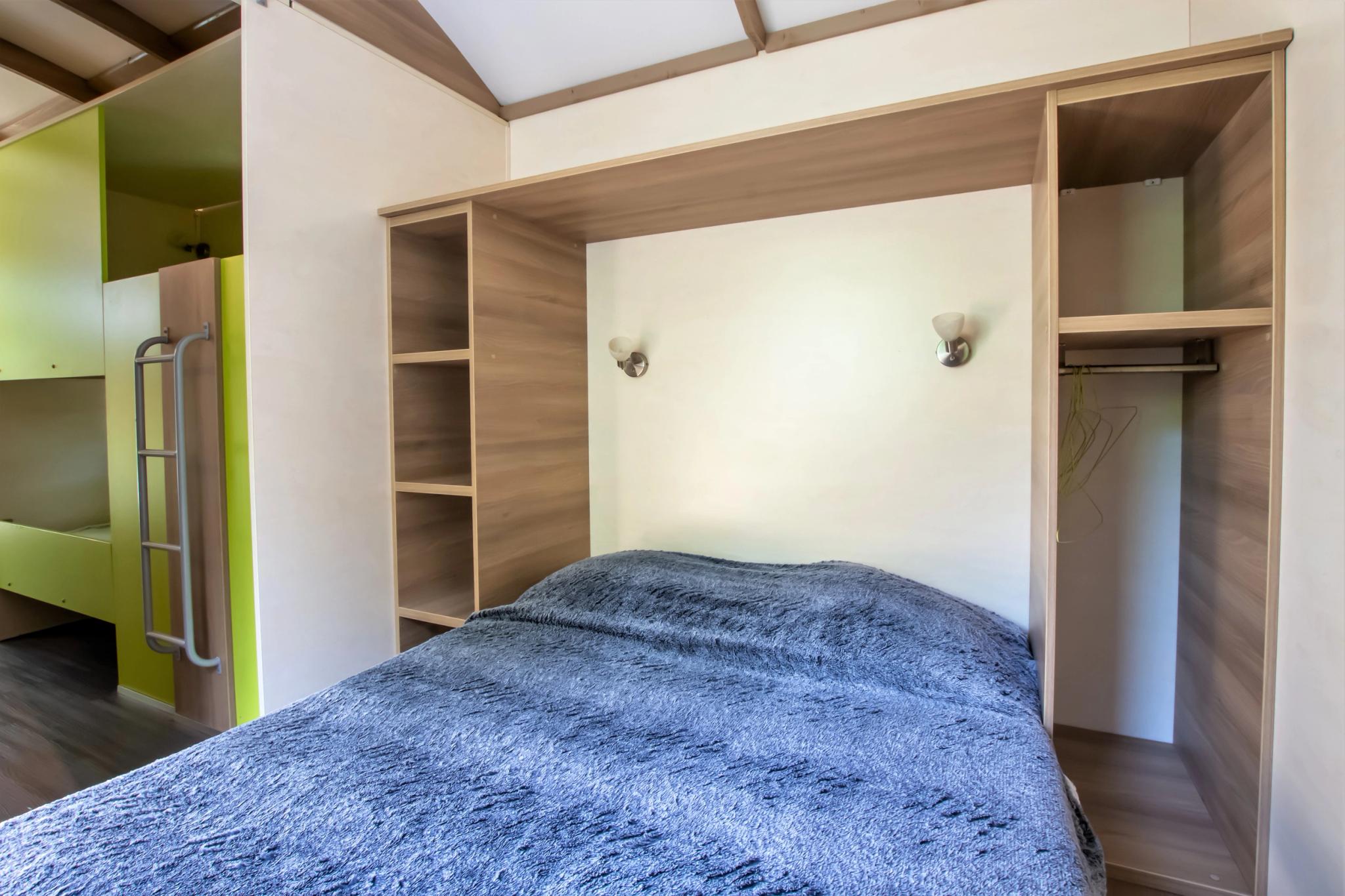 Chambre moderne avec douche dans la roulotte "PURCARACCIA" au Camping Bavella Vista en Corse-du-Sud