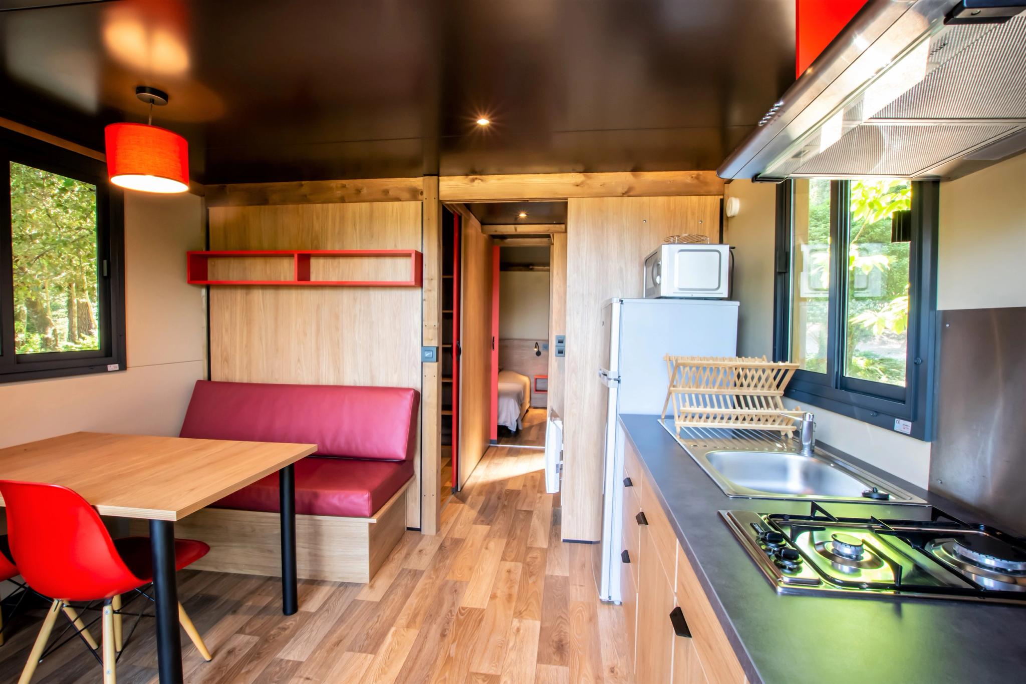 Cuisine moderne et équipée de la roulotte "ALTA ROCCA" pour des repas conviviaux au Camping Bavella Vista