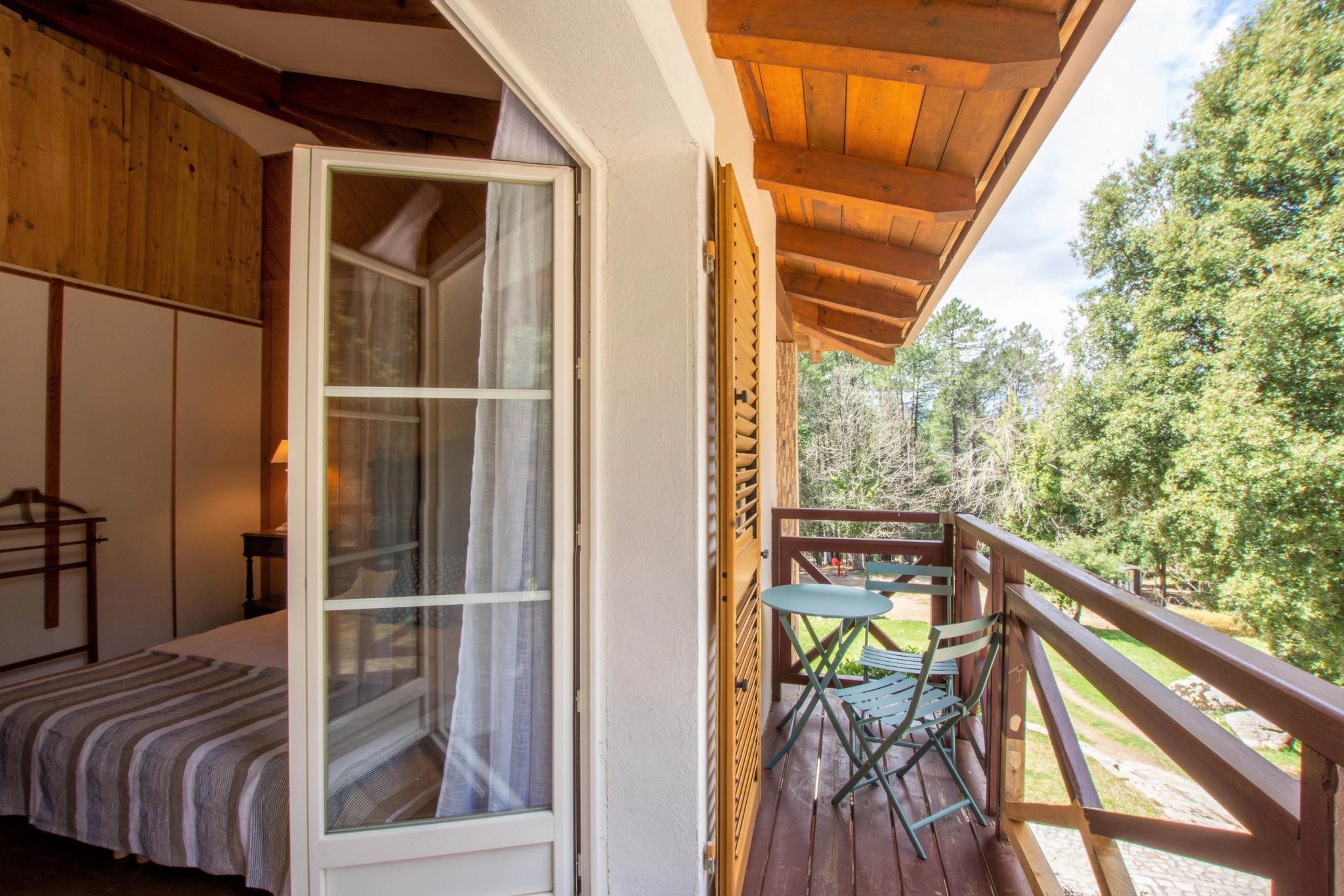 Mobil-home tout confort avec terrasse privative au Camping Bavella Vista à Zonza