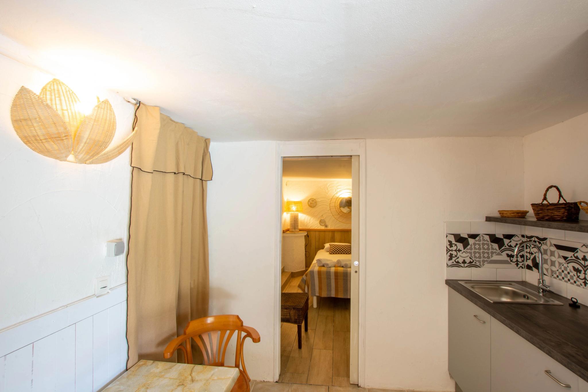 Hébergement indépendant tout équipé parfait pour un séjour en couple en Corse-du-Sud