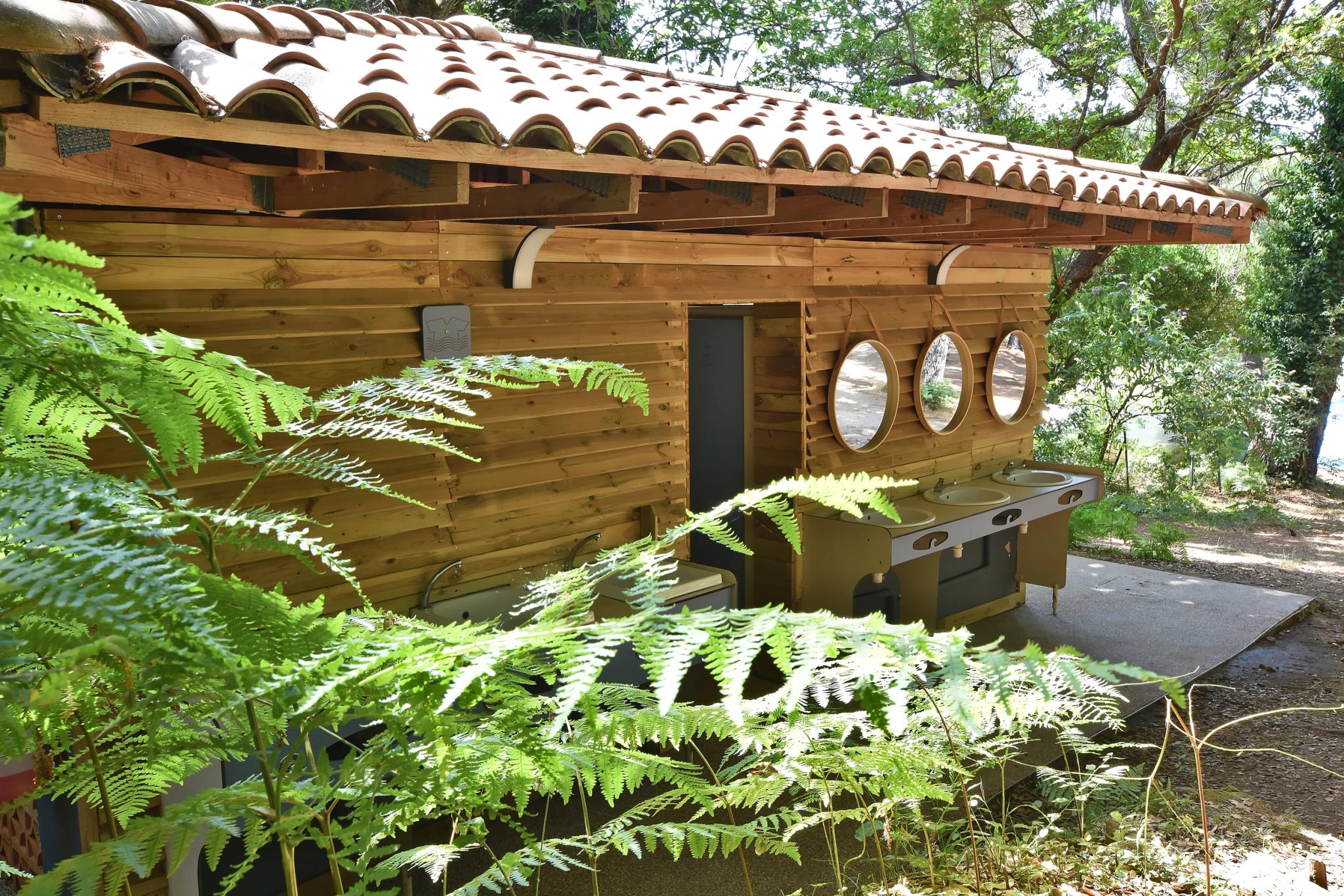 Emplacement proche des sanitaires modernes et entretenus du Camping Bavella Vista à Zonza