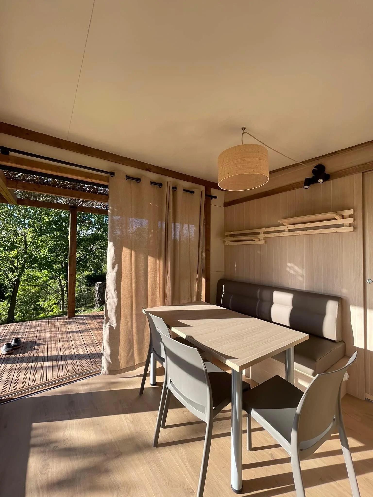 Salon chaleureux avec canapé et table basse dans le chalet au Camping Bavella Vista à Zonza