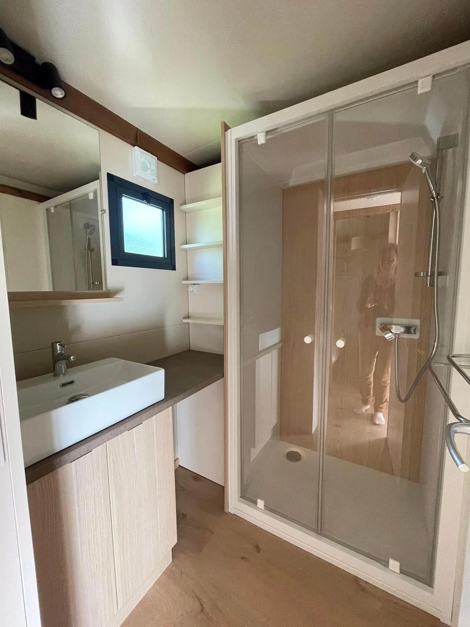 Salle de bain moderne avec douche et toilettes  au Camping Bavella Vista à Zonza
