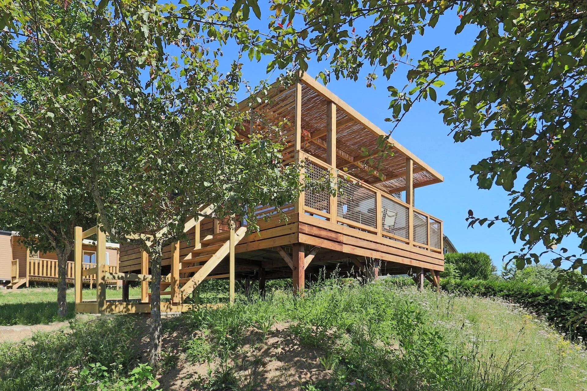 Chalet alliant architecture traditionnelle en bois et confort moderne au Camping Bavella Vista à Zonza